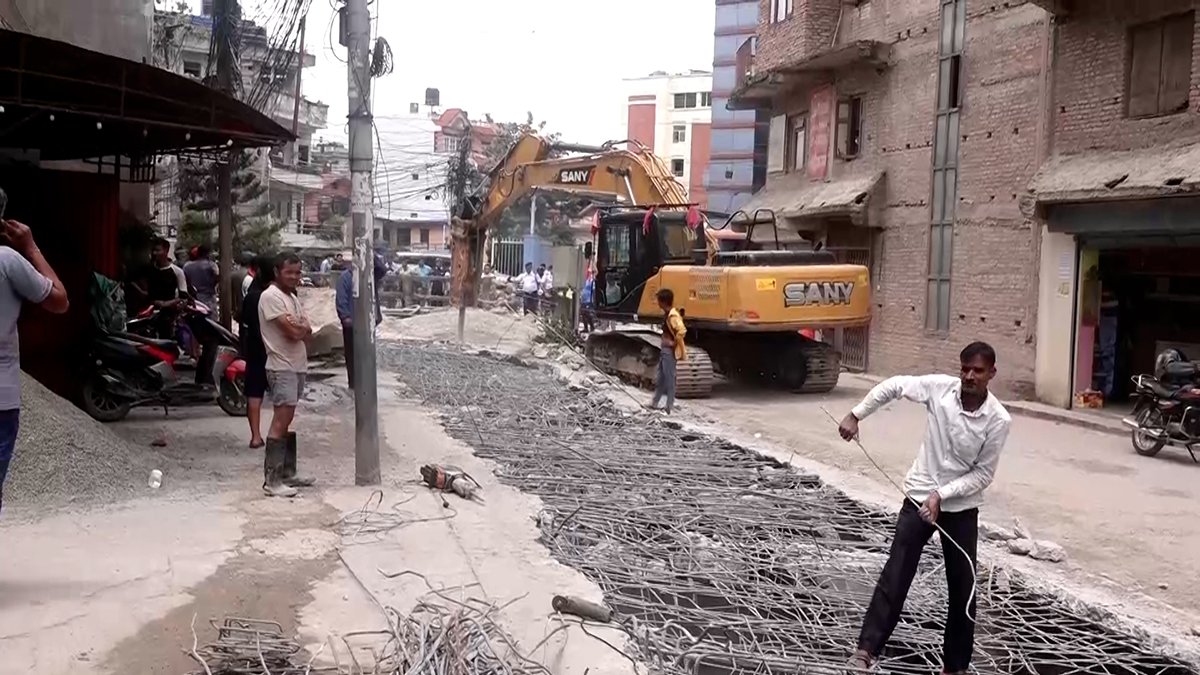 सामाखुसी खोलामाथिको ढलान भत्काइँँदै