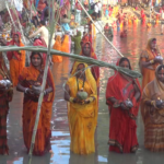 छठ पर्वको मुख्य दिन आज अस्ताउँदो सूर्यलाई अर्घ्य अर्पण