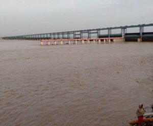 सप्तकोशीमा पानीको सतह बढ्यो, ३१ ढोका खोलिए