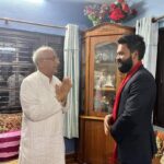 ओलीले भने, “बालेन बाबु, विजयको लागि तपाईंलाई बधाई”