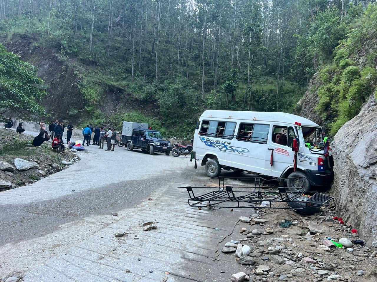 सल्यानमा गाडी दुर्घटना : १६ जना घाइते