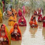 छठ पर्वको  आज मुख्य दिन : अस्ताउँदो सूर्यलाई श्रद्धापूर्वक अर्घ दिइँदै