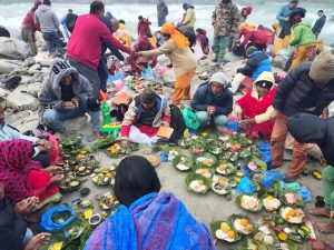 पौष औंसीमा बेत्रावतीमा श्राद्ध गर्ने श्रद्धालुहरूको घुइँचो