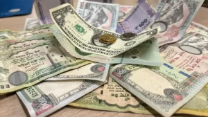 ब्याङ्कमा पैसा थुप्रियो, ब्याज पनि घट्यो तर कर्जा किन लिन चाहँदैनन् ?