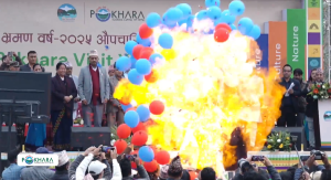 बेलुन पड्किएर अर्थमन्त्री पौडेल र  पोखरा महानगरपालिका मेयर आचार्य घाइते