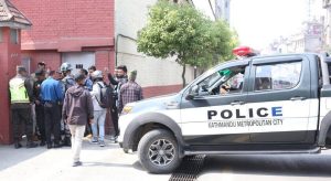 निर्मलनिवास पुगेका काठमाडौं महानगर प्रहरी गेटबाटै फर्किए