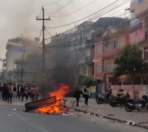 तीनकुने क्षेत्रमा केही बेरपछि कर्फ्यु लाग्दै, समाजवादीको अफिसमा आगजनी