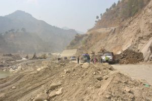 बिपी राजमार्गमा खोलाको सहतभन्दा माथि उठाएर वैकल्पिक सडक निर्माण