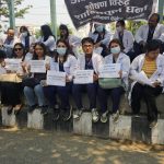 आन्दोलनरत चिकित्सकहरुलाई प्रहरीको अवरोध