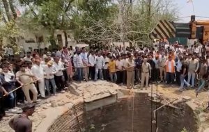 भारतमा गाडी इनारमा खस्दा १२ जनाको मृत्यु