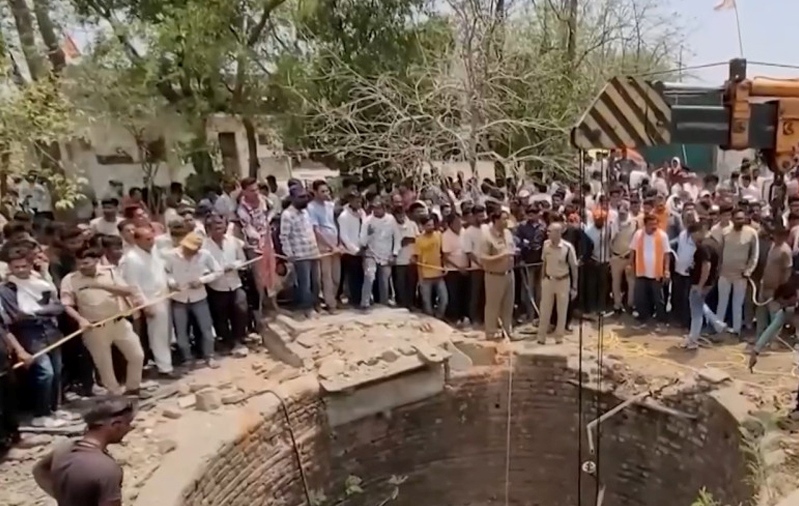 भारतमा गाडी इनारमा खस्दा १२ जनाको मृत्यु