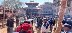 भक्तपुरमा हात नभएको लिङ्गो उठाइयो