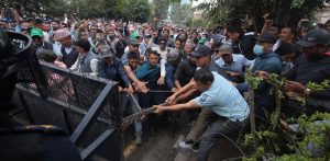 शिक्षक-प्रहरीबिच झडप, ६३ जना घाइते