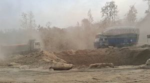 दुम्कीबासमा डाइभर्सन बगाउँदा राजमार्ग अवरुद्ध