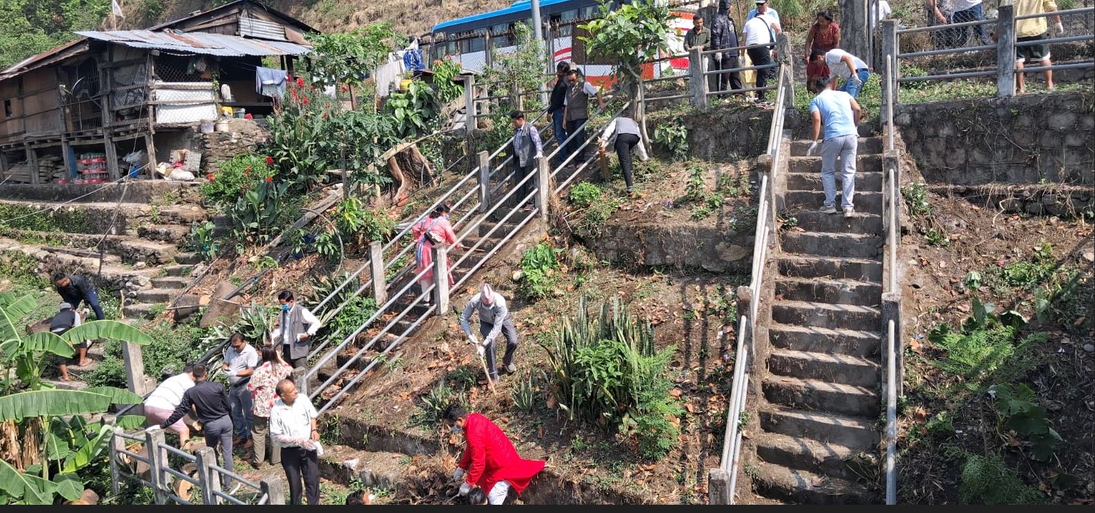 दुर्घटना स्थल दास ढुंगामा अध्ययन केन्द्र निर्माण हुँदै