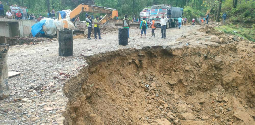 पूर्व–पश्चिम राजमार्गको दाउन्ने सडक खण्ड अवरुद्ध