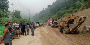 वर्षाबाट कान्ति लोकपथ र दाउन्ने सडक खण्ड अवरुद्ध