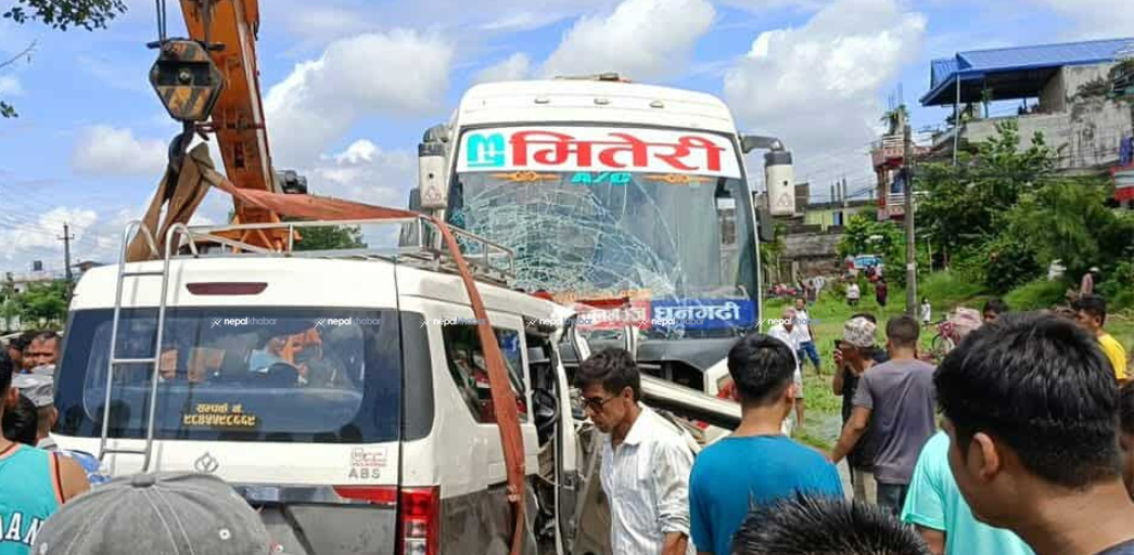 चितवनमा बस र माइक्रो बस ठोकिँदा गर्भवतीसहित ७ जनाको मृत्यु