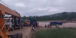 डाइभर्सन बगाउँदा नारायणगढ-बुटवल सडक खण्ड अवरुद्ध