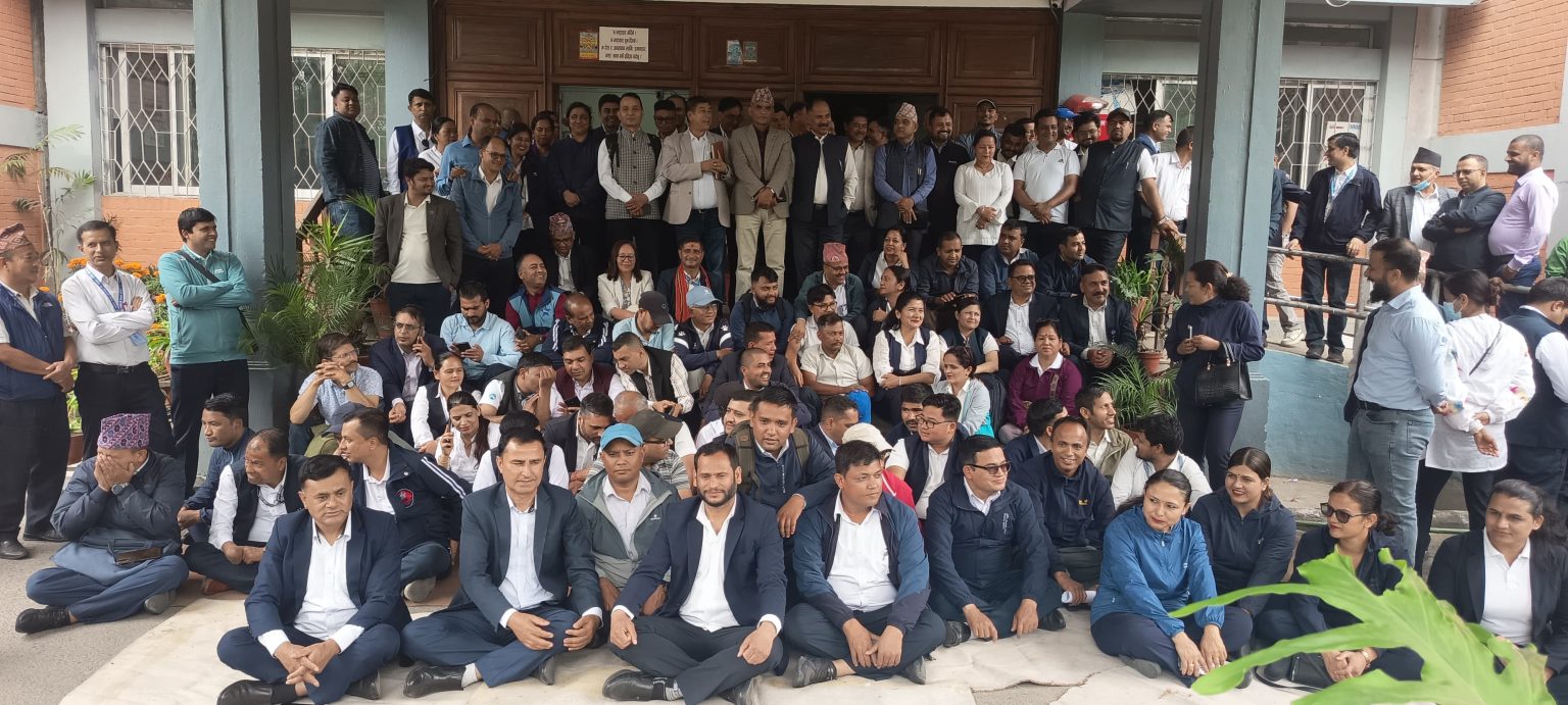 कर्मचारी ट्रेड युनियन सिंहदरवारभित्र धर्ना र घेराउमा