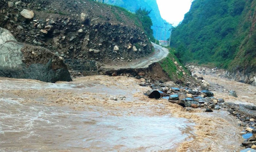 बाढीले ह्युम पाइप बगाउँदा तातोपानी नाका ठप्प