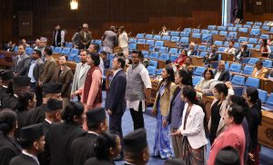 रास्वपाका सांसदले नीलो स्कार्प भिरेकोमा कांग्रेसको आपत्ति
