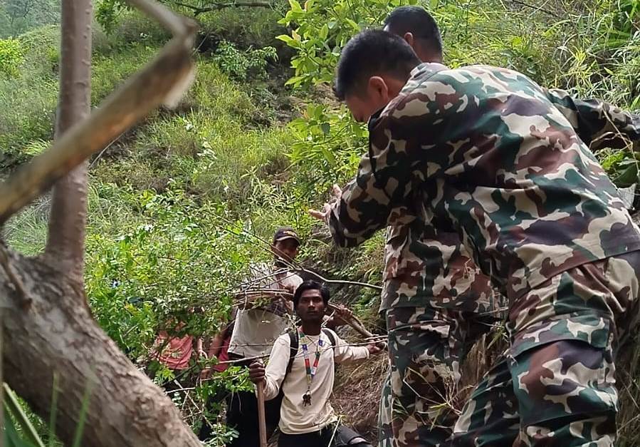 हेलिकप्टर र स्थलमार्गमार्फत सयौँको उद्धार, २० अझै बेपत्ता
