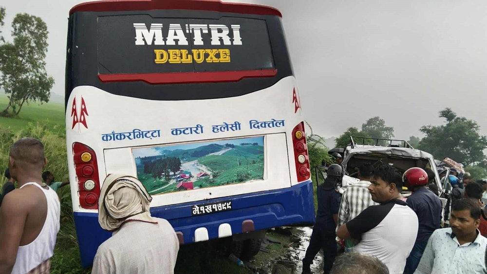 सुनसरीमा बस र माइक्रो एकआपसमा ठोक्किँदा तीन जनाको मृत्यु