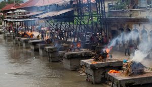 आर्यघाटमा जलाइरहेको शवबाट मासुको टुक्रा र हड्डी चोरी, शव जलाउने व्यक्ति पक्राउ