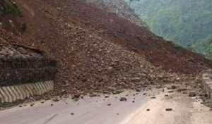 बैतडी–बझाङ जोड्ने जयपृथ्वी राजमार्ग अवरुद्ध