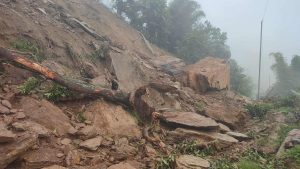 मध्य पहाडी लोक मार्ग पूर्ण अवरुद्ध