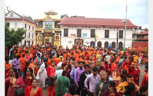 साउने सोमबार : पशुपतिनाथ मन्दिरमा भक्तजनको घुइँचो