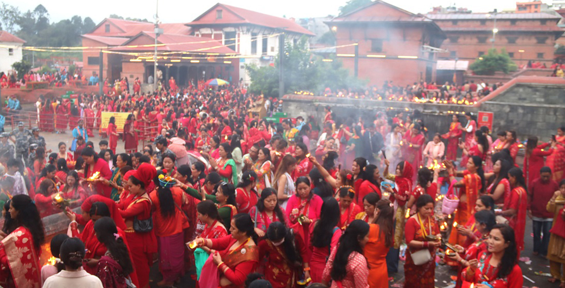 उपवास बस्दै तीज पर्वमा रमाउँदै नेपाली महिला, देशका शिव मन्दिरमा व्रतालुको बाक्लो उपस्थिति