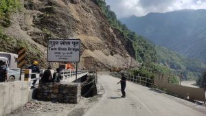 तुईन खोला नजिकको पहिरो हटाउन भोलिसम्म लाग्ने