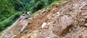 पहिरोका कारण ५१ दिनदेखि तातोपानी नाका सडक बन्द