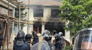 देउवा, आरजु र लेखकको घरमा आगजनी, एमाले च्यासलमा तोडफोड