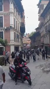 भक्तपुरमा प्रहरी पछि हटे