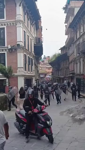 भक्तपुरमा प्रहरी पछि हटे