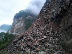नारायणगढ–मुग्लिन सडकखण्डको तुइन खोलामा खसेको पहिरो हटाइँदै