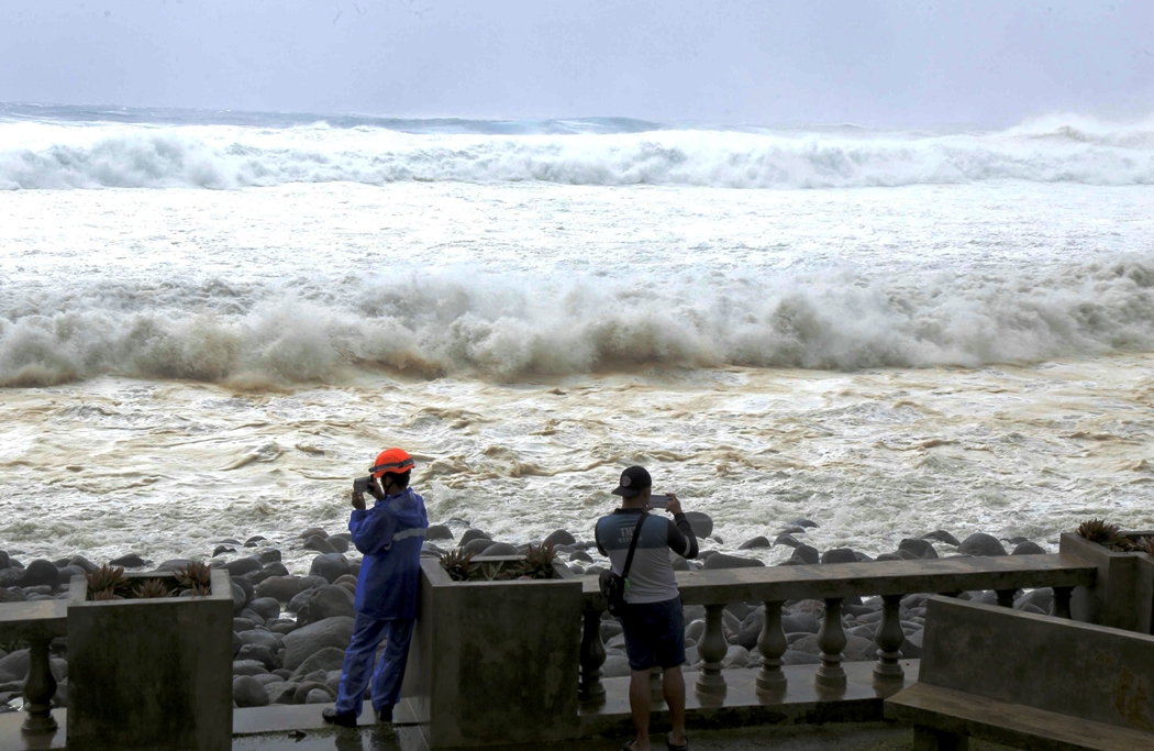 सुपर टाइफुन रागासाले १४ जनाको ज्यान लियो