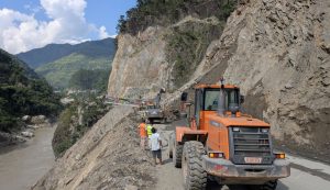 तुइन खोलाको पहिरोबाट यात्रु अलपत्रमा