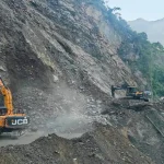 बाढी र पहिरोका कारण राजमार्गहरू अवरुद्ध