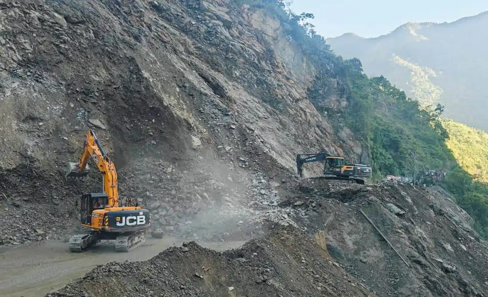 मुग्लिन नारायणगढ सडक खण्ड रातिसम्म चालू गर्ने प्रयास