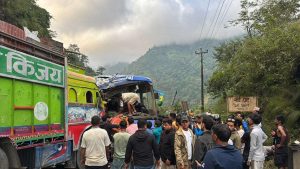 नारायणगढ-मुग्लिन सडकमा सात सवारी ठोक्किँदा सात घाइते