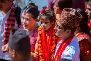 नव कुमारीले दशैंको टीका लगाइदिने