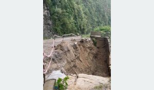 पृथ्वीराजमार्गको आँबुखैरेनीमा सडक भासियो