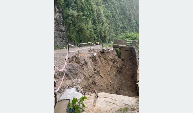 पृथ्वीराजमार्गको आँबुखैरेनीमा सडक भासियो