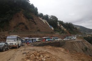 साँगा नाका सडकमा समस्या भएपछि यातायात बन्द