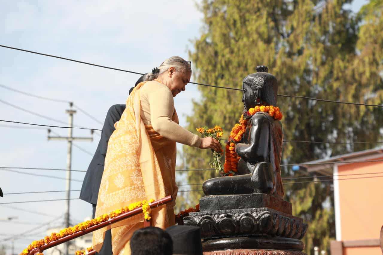 राष्ट्रिय विभूति शंखधर साख्वाःको प्रतिमामा माल्यार्पण