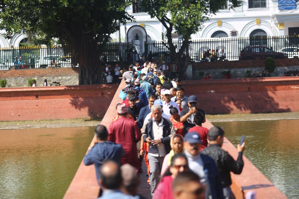 बालगोपालेश्वर मन्दिरमा भाइटीका लगाउने श्रद्धालुको घुइँचो